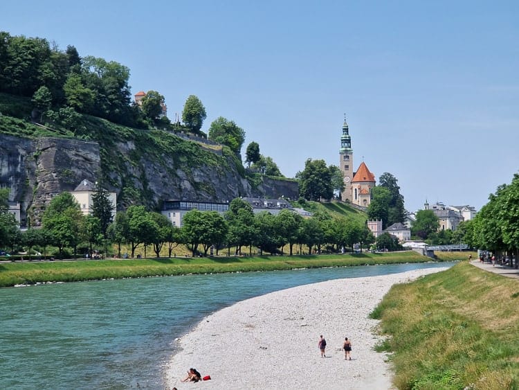 Playa artificial a orillas del rio Salzach en Salzburgo
