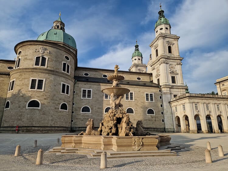 Plaza Residenzplatz con la Catedral de Salzburgo y una fuente