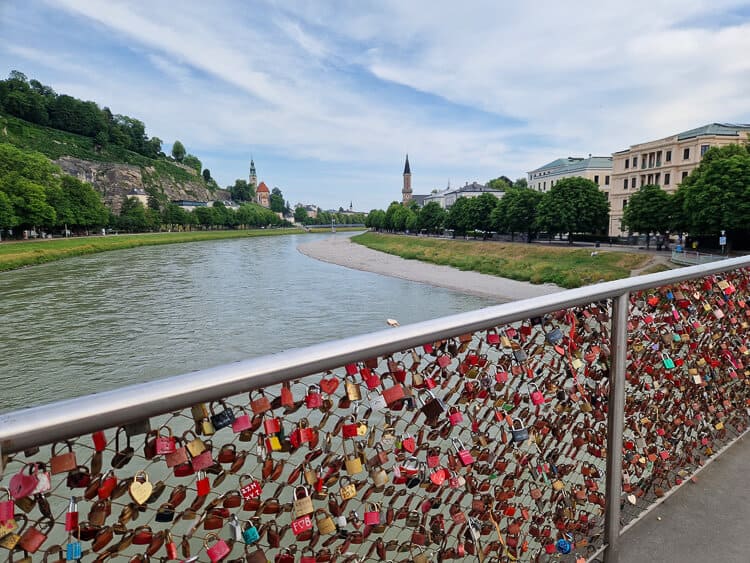 Puente de los candados sobre el rio Salzach en Salzburgo