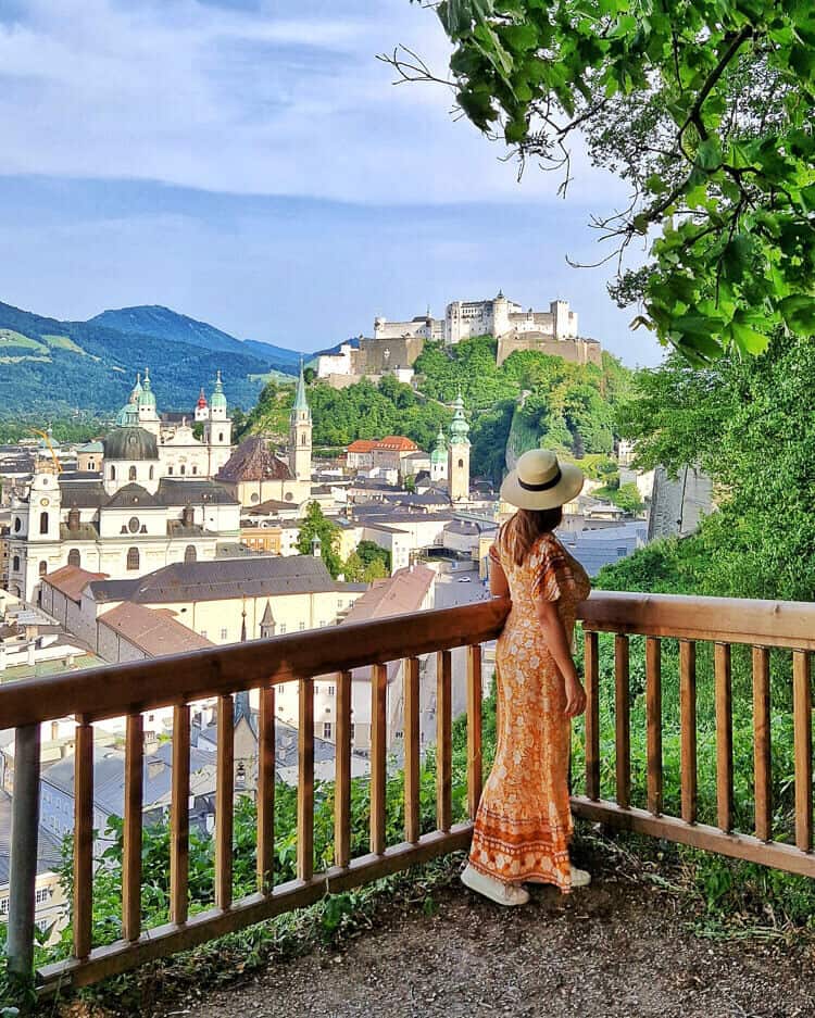 Sara en el mirador del Museo de Arte Moderno de Salzburgo