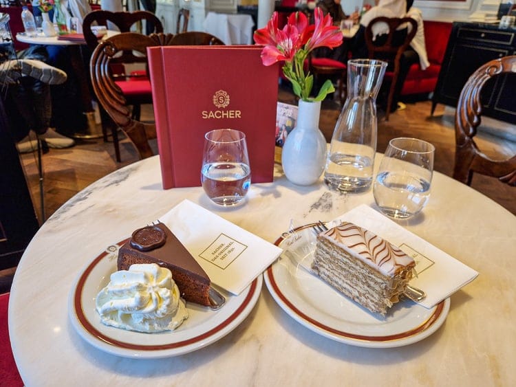 Tarta Sacher del Cafe Sacher un imprescindible que visitar en Salzburgo
