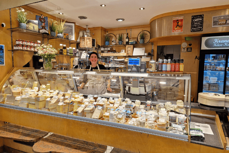 Tienda de quesos austriacos en el Markthalle de Innsbruck