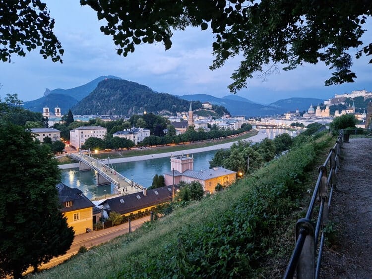 Vistas de Salzburgo al anochecer desde la Iglesia Pfarre Mulln