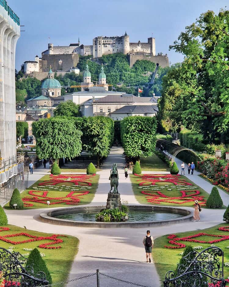 Vistas de los Jardines de Mirabell con la Fortaleza de fondo desde las escalinatas