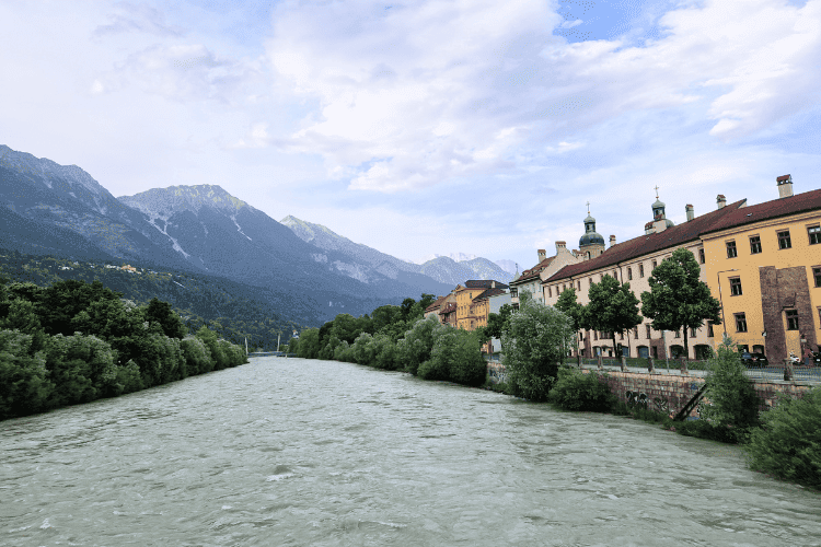 Vistas desde un puente del rio Inn en Innsbruck