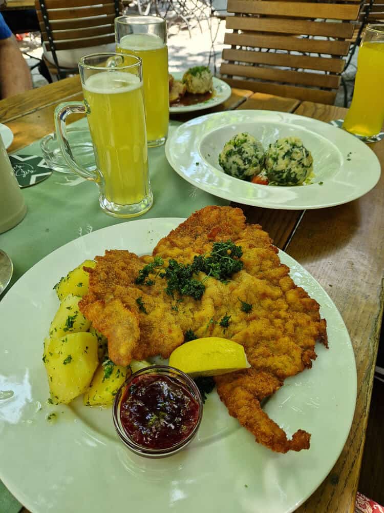 Wiener Schnitzel con cervezas en Sternbrau